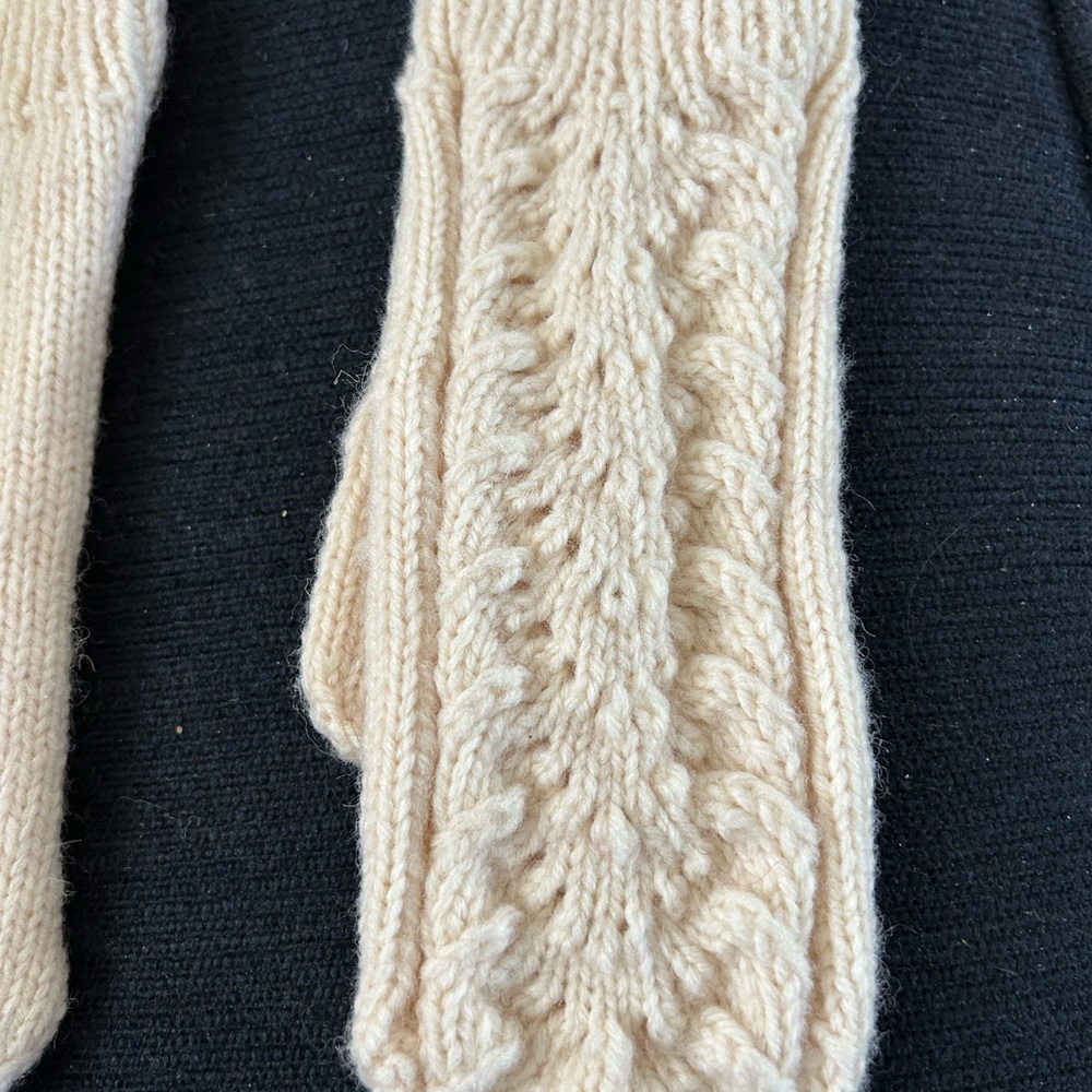 Hand knit Swedish pattern wool mittens from Swedish knitter. New.Creamy vanilla. - Picture 3 of 3